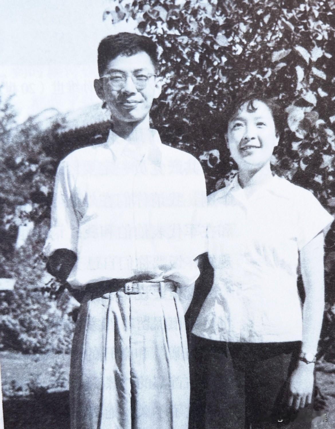 1960年，邓颖超在西花厅为周尔均、邓在军拍下的照片。周尔均是周恩来堂弟的儿子。