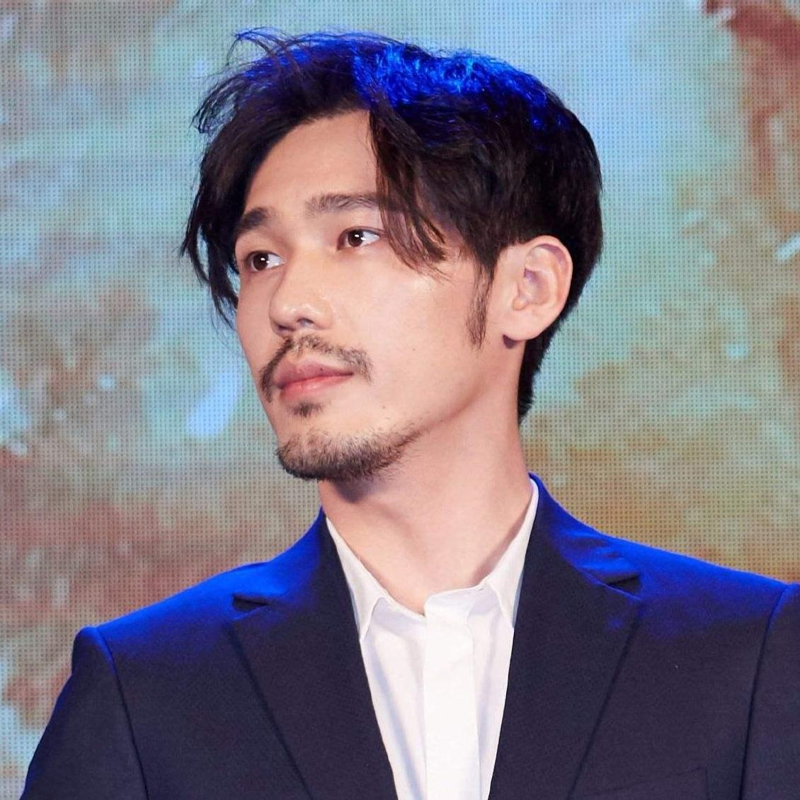 放弃亿万家产，从龙套熬成实力派！
 
白宇出身陕北窑洞，父亲身家过亿，却偏要靠自