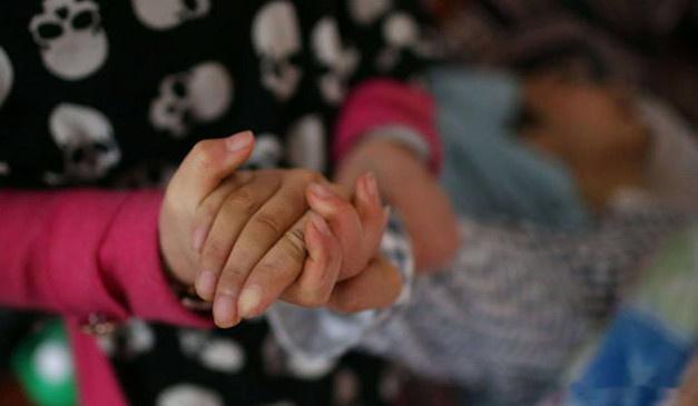 【男友成植物人 超漂亮的女友为何不愿而去】他们曾是一对恩爱的情侣，靠打工过着艰苦