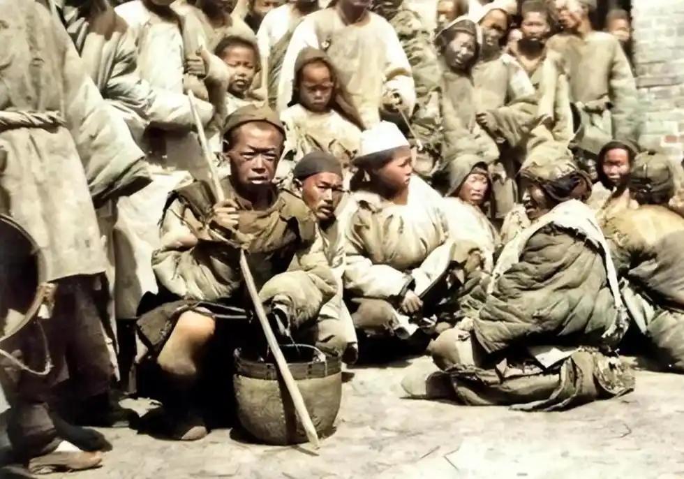 在封建王朝的体制下，老百姓想要把日子过好是不大可能的，因为政府机构太庞大了，要供