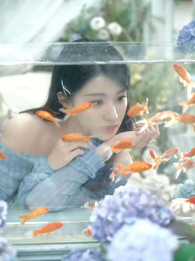 王楚然eat不到的蓝莓蛋糕救命，王楚然就是《你好星期六》的甜蜜担当！蓝莓蛋糕造型