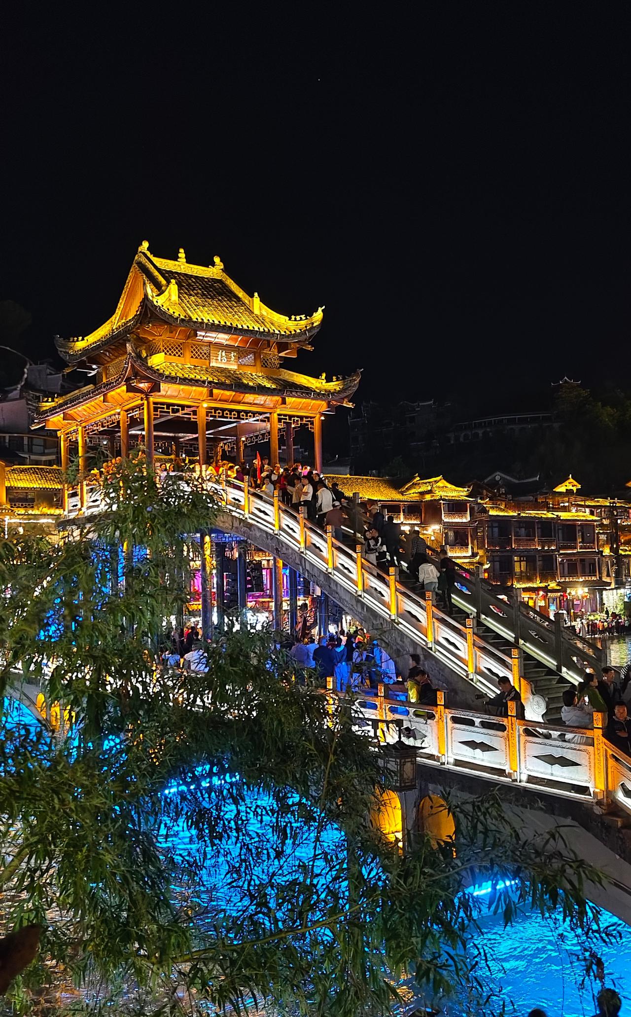 乘一叶小舟泛于沱江之上，晚风温柔，灯火两岸摇曳，水光倒影如梦似幻。

流水潺潺、