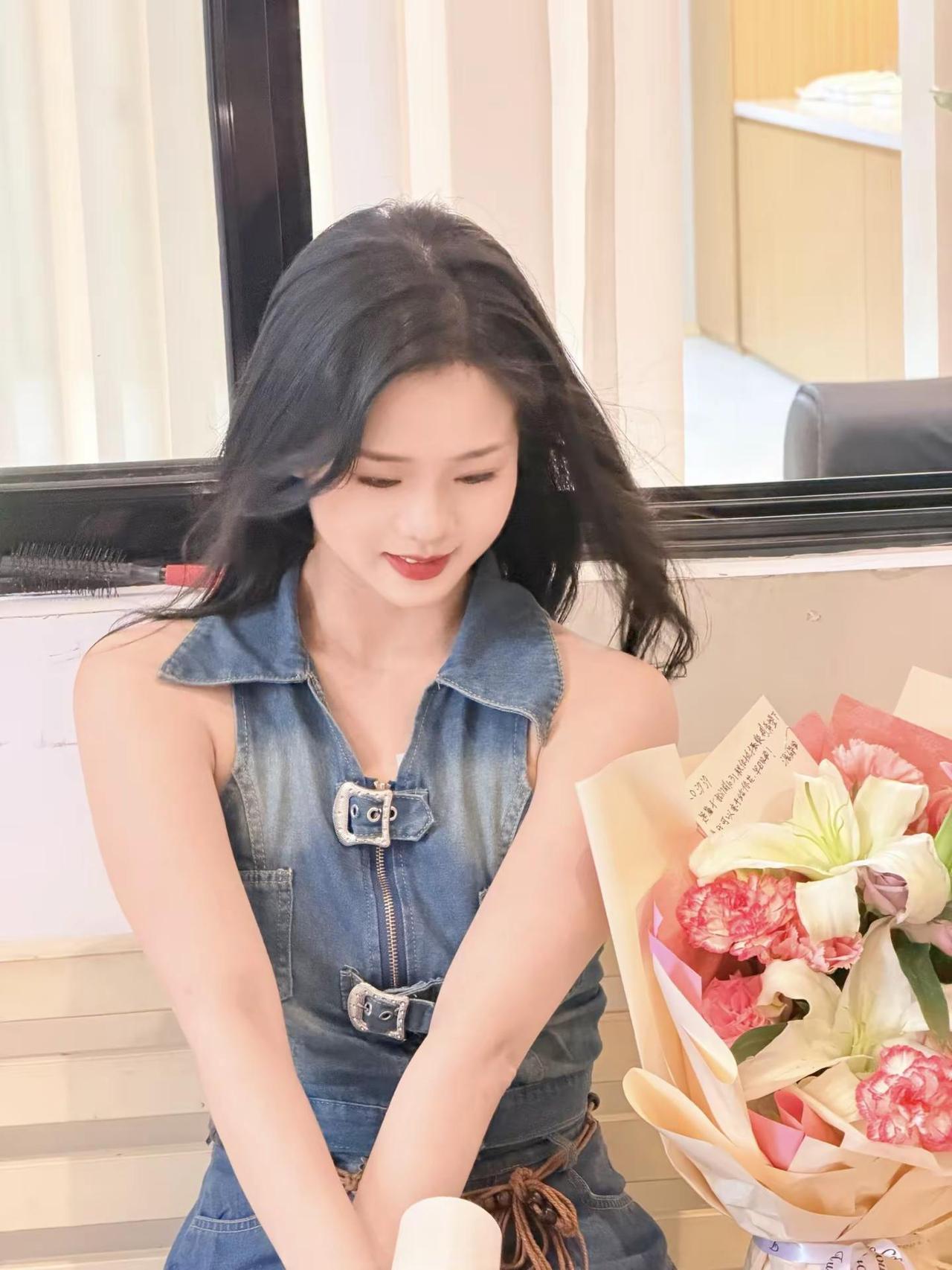 幸福就在此刻 被爱包围的时刻是真的很开心 谢谢你们 陈云汐 甜系女孩