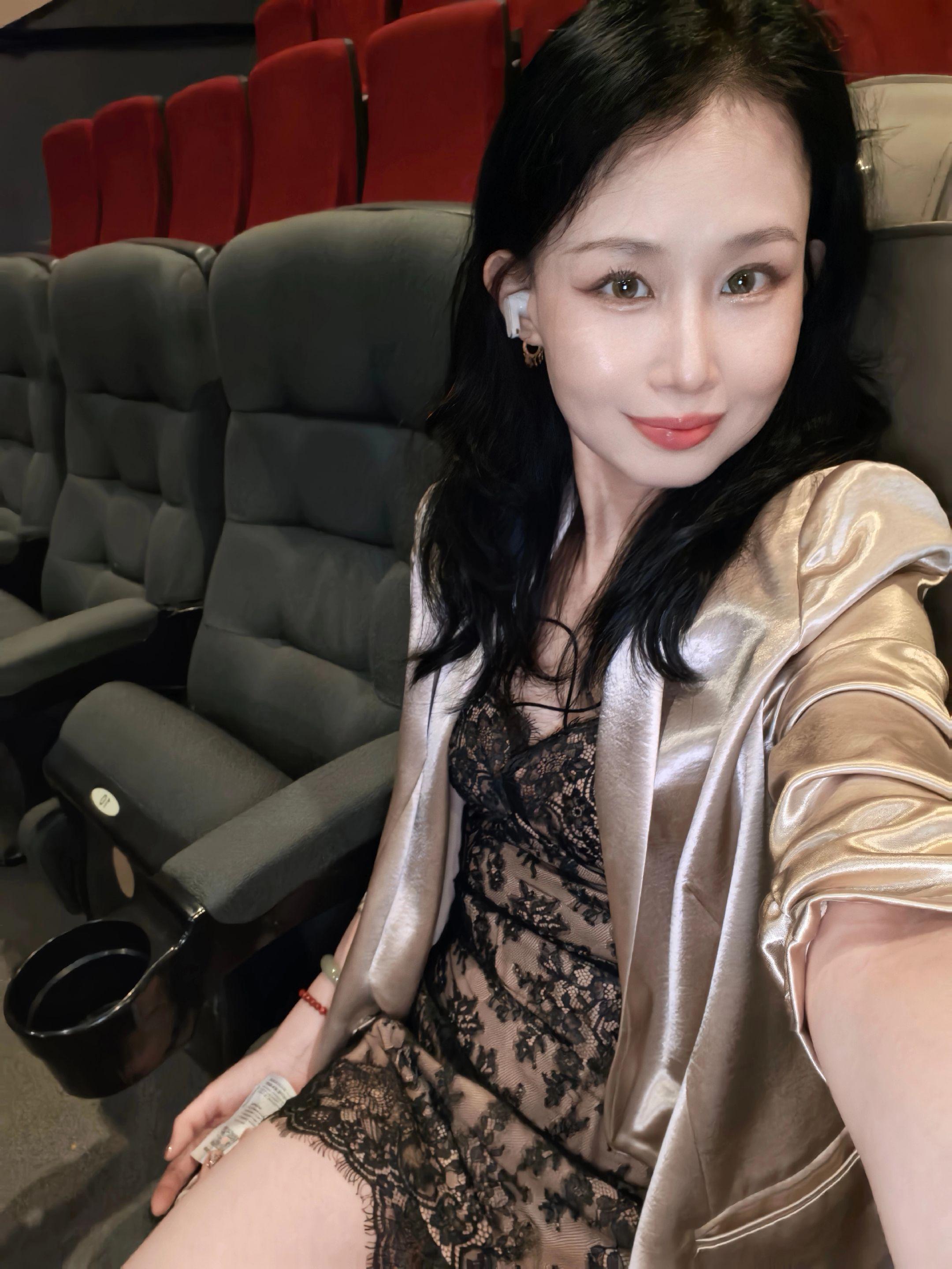 蜜妮。42岁，属于自己520的浪漫 今夜正好这个电影，讲述一个非常有特...