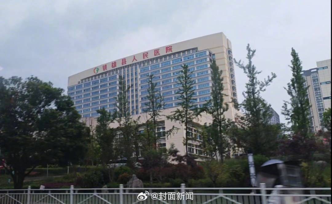 #男子在伤人案现场帮忙运送伤者#【#男子回应在伤人案现场救人#：不能袖手旁观】5