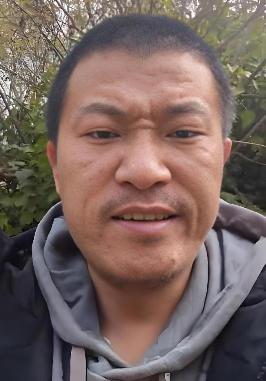 甜甜圈王伟恒，山根塌陷，中年潦倒。1. 眉眼露浮，心性不定中眉头紧锁、眉毛散乱（