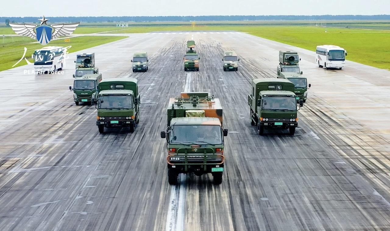 【神秘装备】空军哈尔滨飞行学院某场站汽车连车辆“大象漫步”。在这个车阵中，有一辆