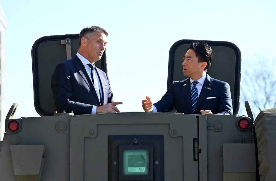 小小泉与到访的澳村副总理兼防长同乘一辆澳制MRAP（輸送防護車）自卫队采购的澳制