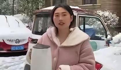 无知是多么的可怕！女子为了验证“开水浇车玻璃会炸”是假的，烧了一壶开水去浇别人家