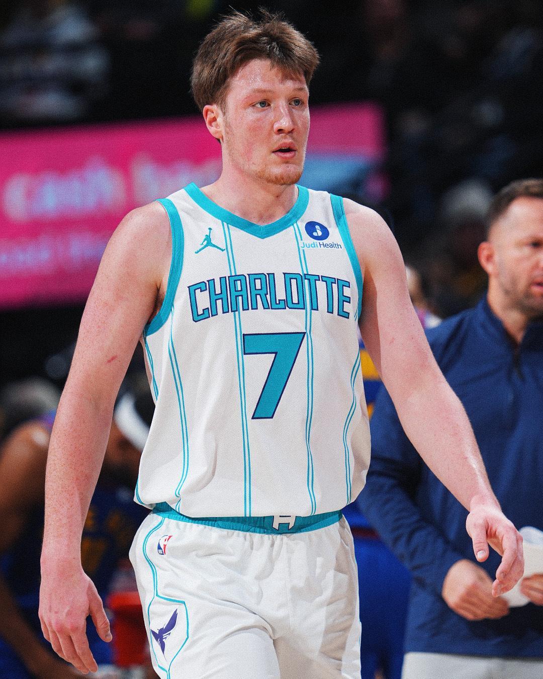 克努佩尔成为黄蜂队史达成800分速度最快的球员，仅用了42场比赛。小伙子不错的 