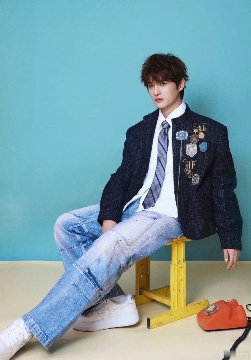 张远唱完娃娃脸重返二十岁今日份深圳卫视春晚路透，唱着经典旋律的他仿佛瞬间重返二十