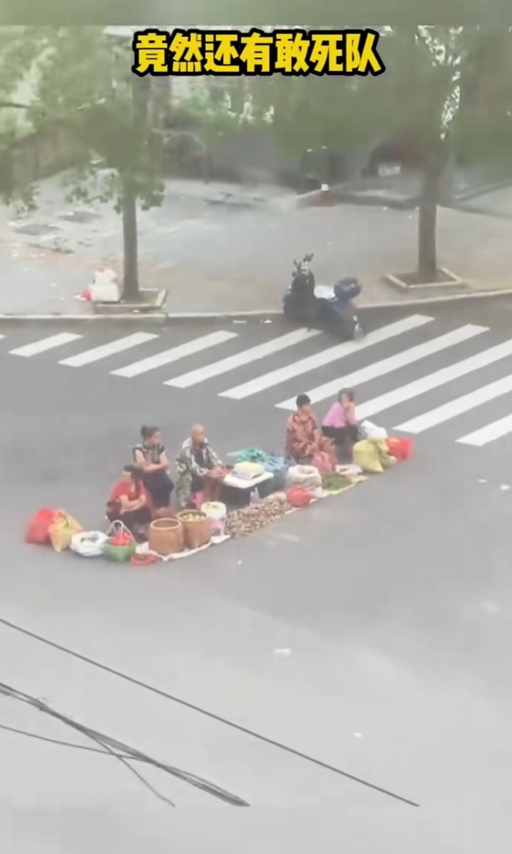 这几个大爷，大妈也确实过分了吧，在马路中间卖东西，像这样的支持城管严肃管理！
 