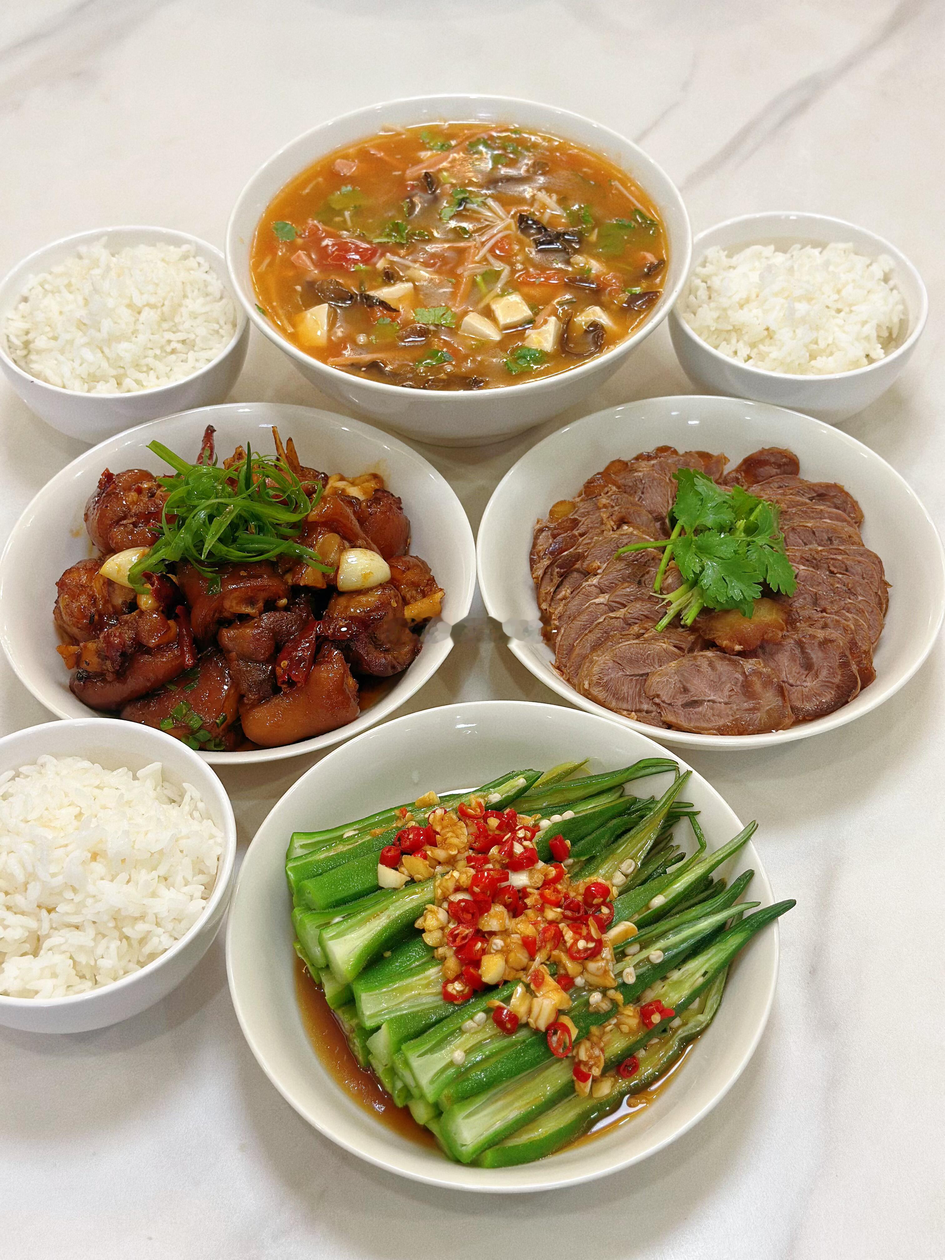 今天的晚餐：香辣猪蹄 白灼秋葵 卤牛肉 酸辣汤都是自己亲手的做的！ 