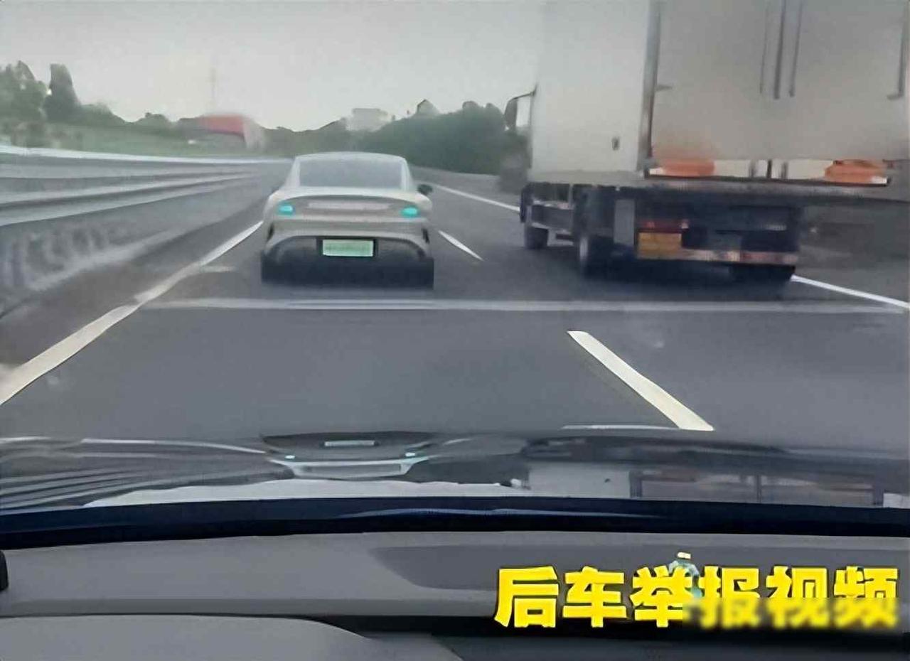 为泄私愤在高速上开80码堵死后车，
这位司机以为很爽，直到交警找上门！

你说这
