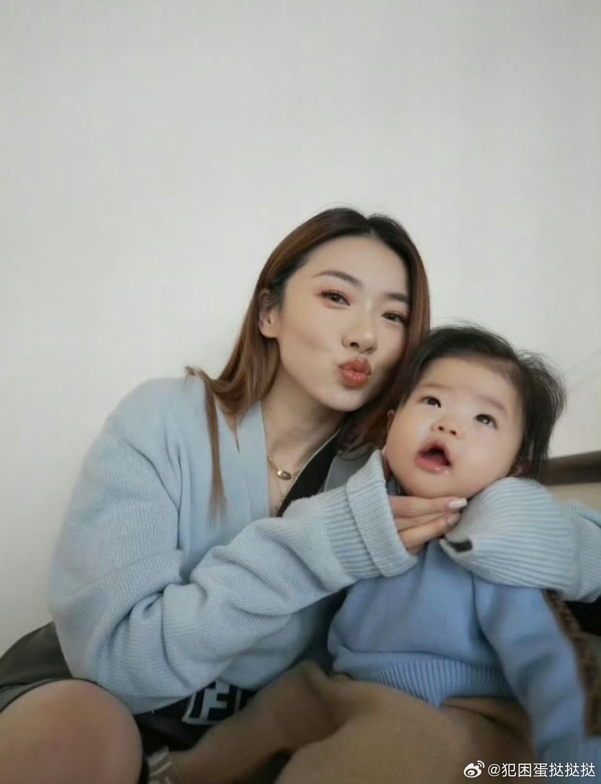 程晓玥自曝喜欢怀孕 直播中程晓玥直言热爱孩子，愿借生育延续生命、留下自身印记，强