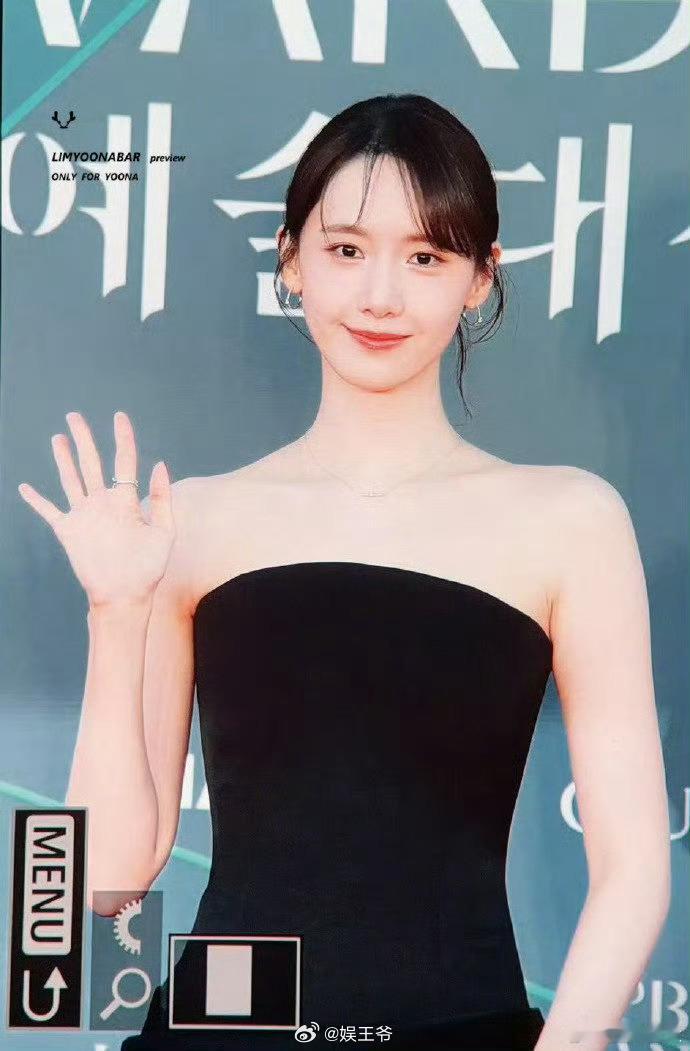 裴秀智林允儿红毯撞衫裴秀智温柔温婉林允儿优雅大气