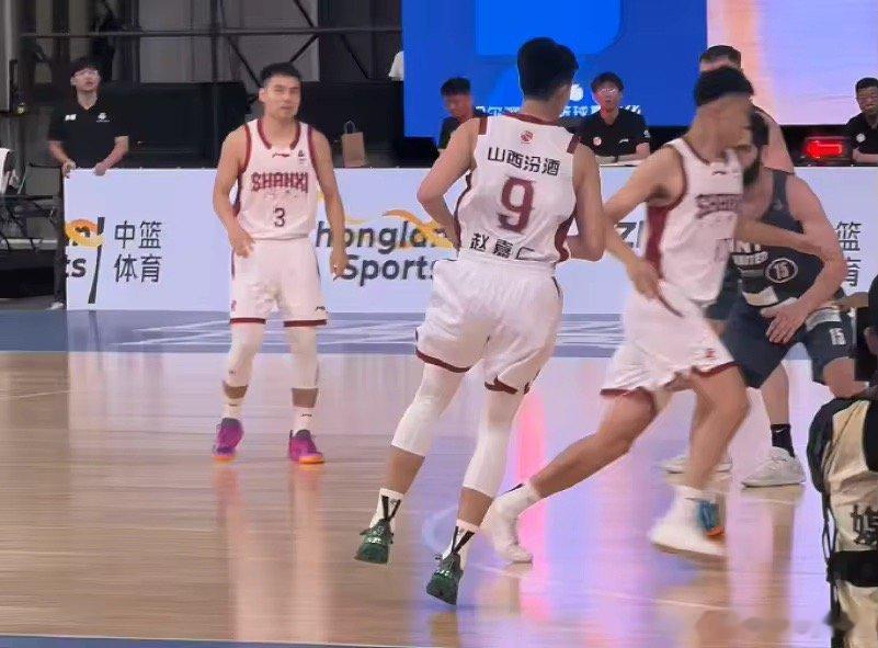 赵嘉仁迎来加盟山西男篮后的首秀，就交出亮眼表现。面对国际职业联队，他全场贡献14