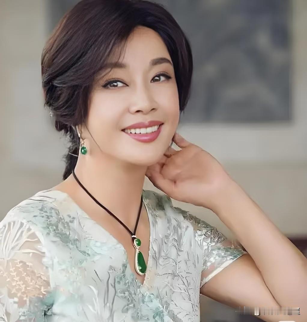 宁静不淡定了，
刘嘉玲也坐不住了！
她们没想到，刘晓庆也太敢说了。
在《一路繁花