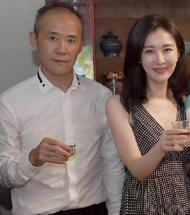 面对沸沸扬扬的猜测，田朴珺直接回应两个字：“假的”。这对相差30岁的夫妻，从“笨