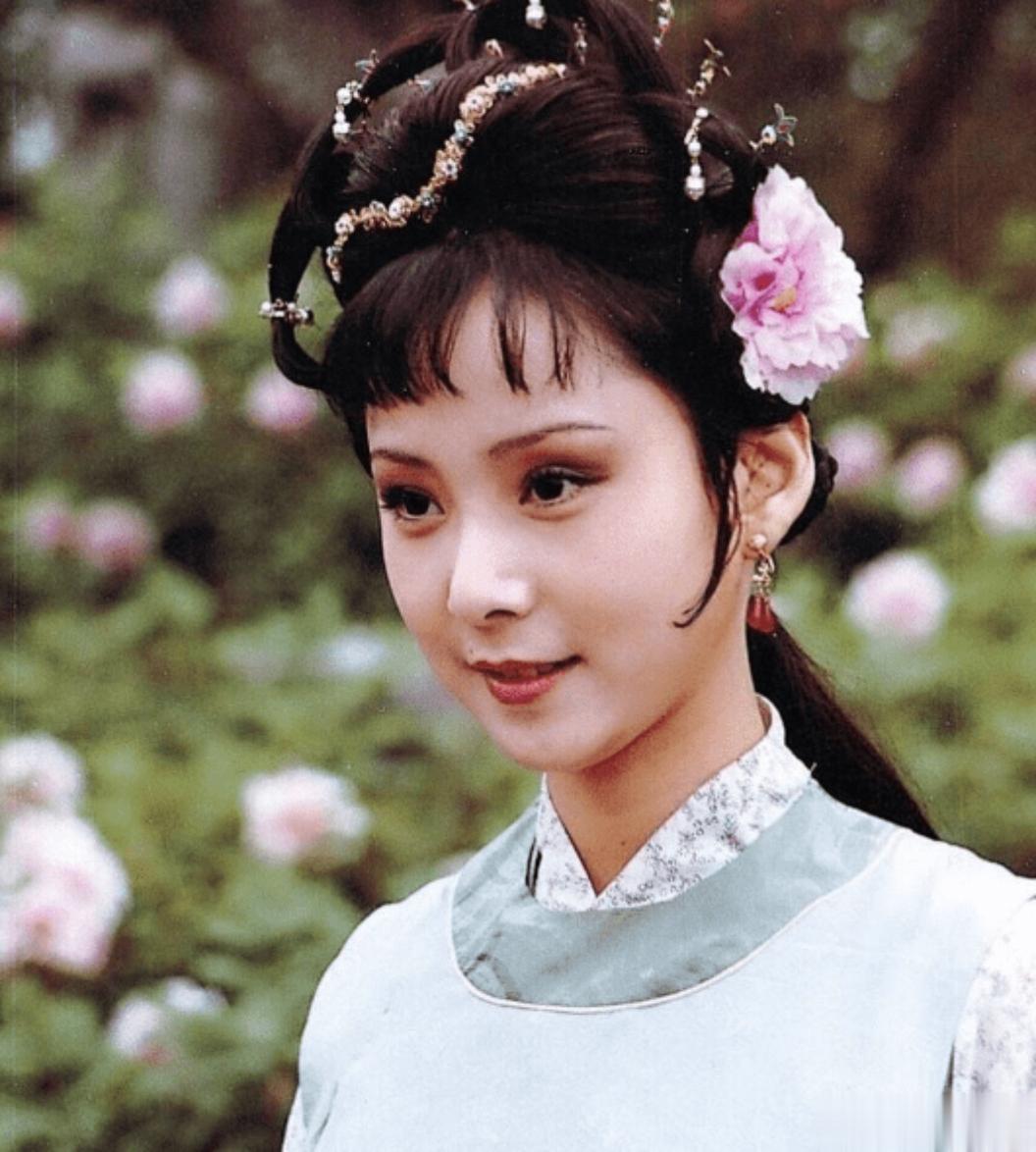 “美丽即正义”这种事是真存在的。对晴雯很多人就是一边倒地赞美。人到底还是复杂的。