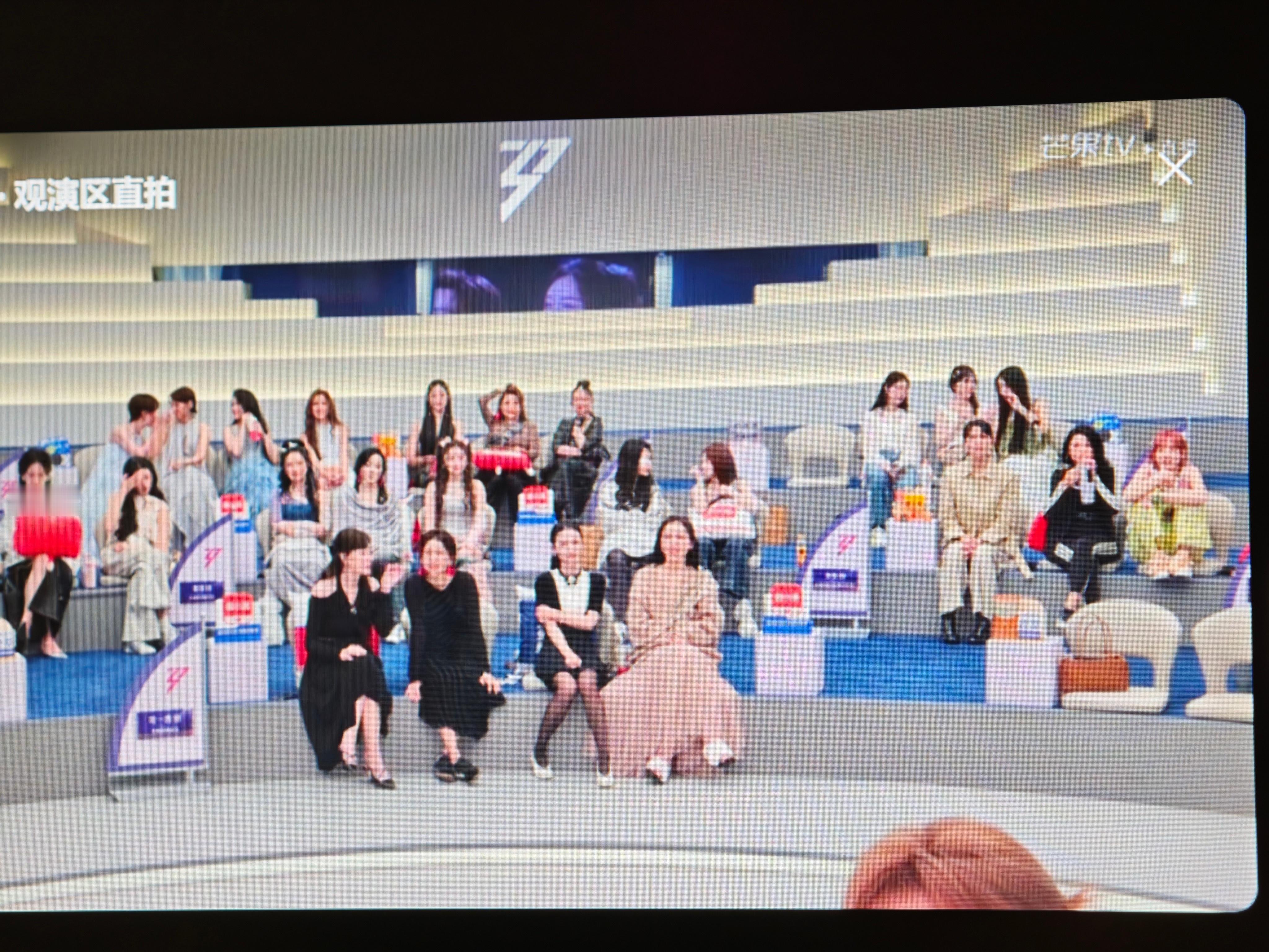 乘风2026观演区捕捉一个探头的好奇猫猫是张月吧