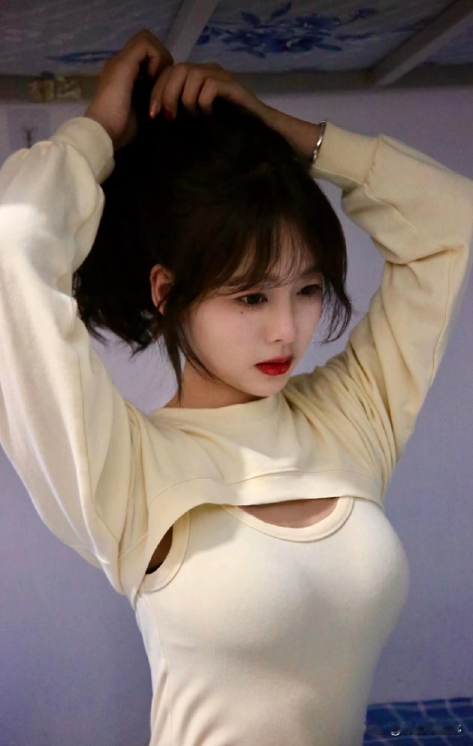 温柔甜美的少女，慵懒的氛围，浅黄色上衣，自然光线下尽显慵懒之美！