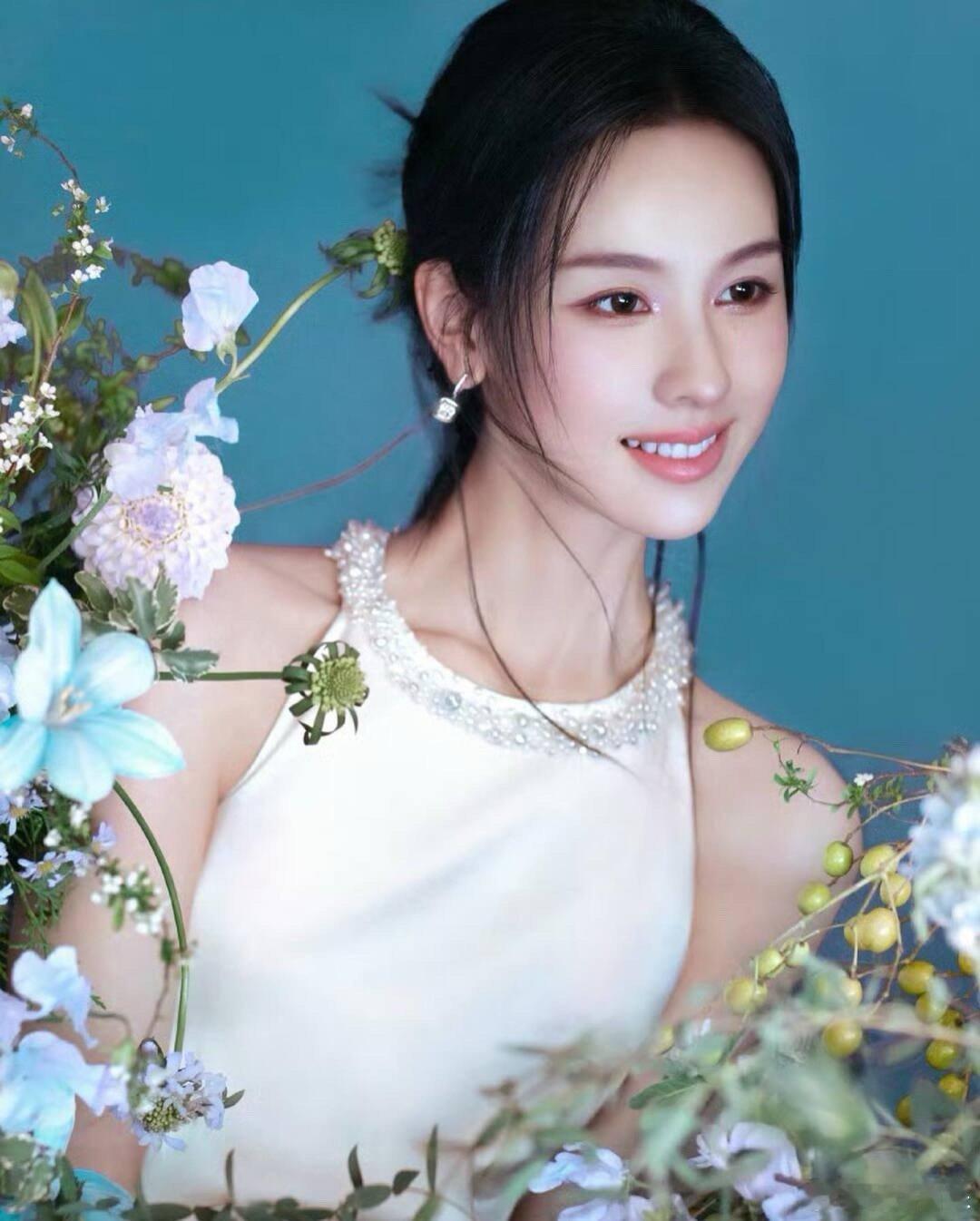 陈都灵[超话]   内娱顶级小白花，初恋具象化乳白绸缎礼服秀背线，大家闺秀风范惊