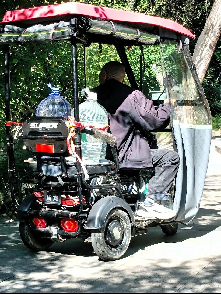 公园偶遇一幕：老人偷偷接公厕水装车，看完心里五味杂陈。
 
刷到过一句话：普通人