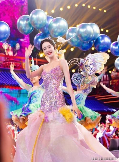 迪丽热巴在宜宾分会场《立上游》中的舞姿，简直是从江雾中走出的“人鱼公主”。她身着