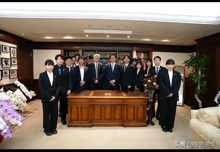 “媚日无底线”，台岛某党派头目赴日窜访竟然与首相桌子合影！