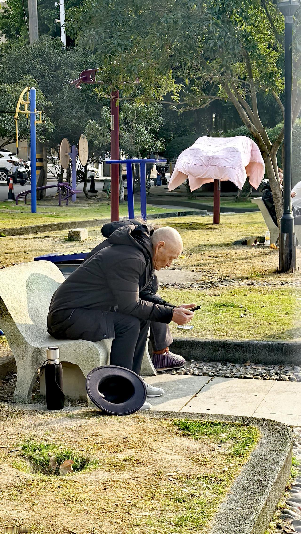 健身器材晒被子
九十老艺人补鞋
变压器下玩手机