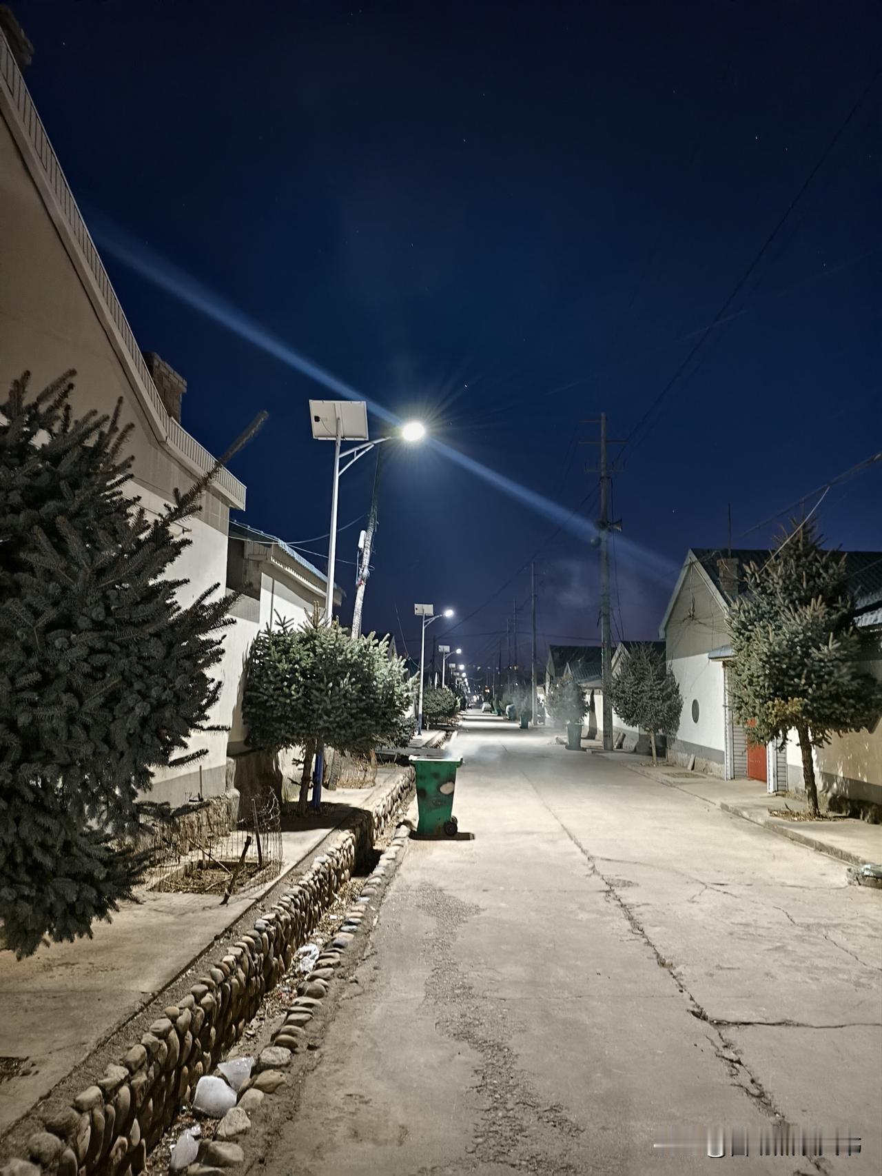 晒图笔记大赛老家村落，井然有序，路灯、马路、小河渠，新农村永远等待回家的游子。