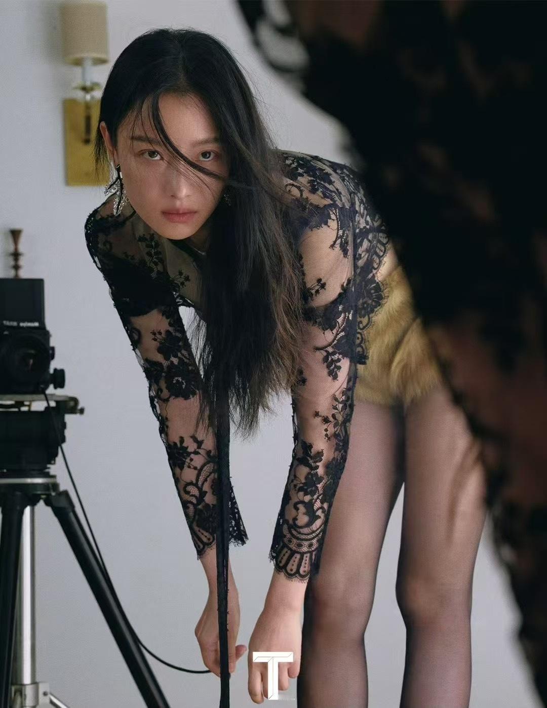 超级有感的一套！ T Magazine 中文版11 月封面人物 倪妮 。 