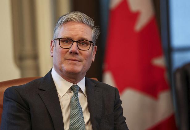 早知今日何必当初？当年硬气拍桌子跟欧盟脱欧、说啥都要各玩各的英国，现在居然舔着脸