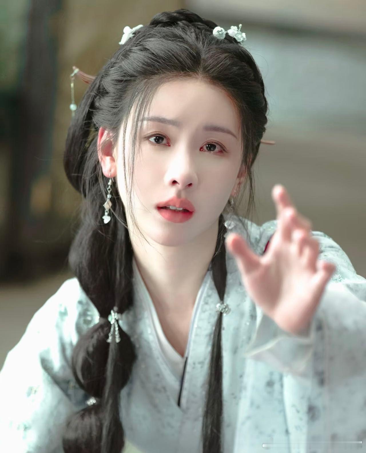 #陈都灵 误闯新时代的古人#陈都灵这古装造型太鲨我了！简直就是从古画中误入的绝世