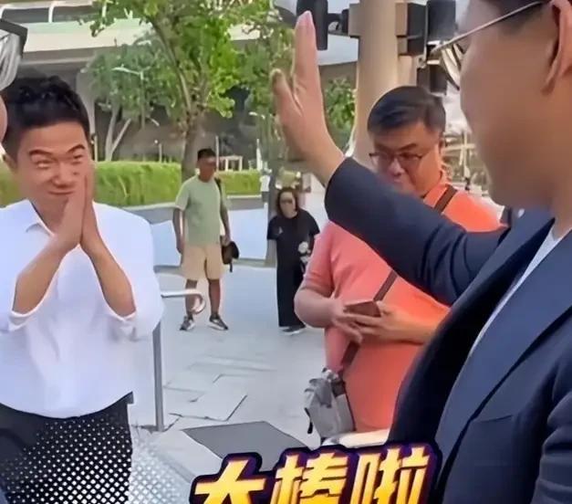 霍启刚董宇辉会晤意味着什么？冯唐颇有深意地说：“意味着蜀汉离三分天下不远了。意味
