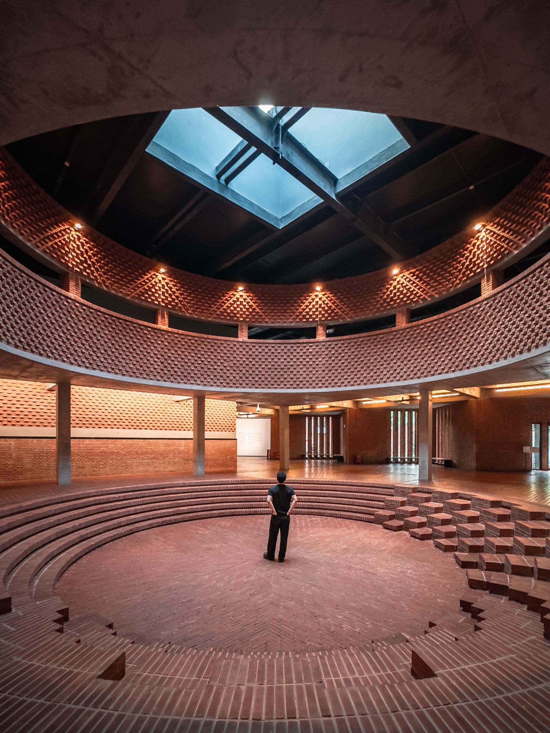 静寂之空 🔴⚫️。如此壮观而复杂的编织艺术装置 仅为在世间存在短短的...