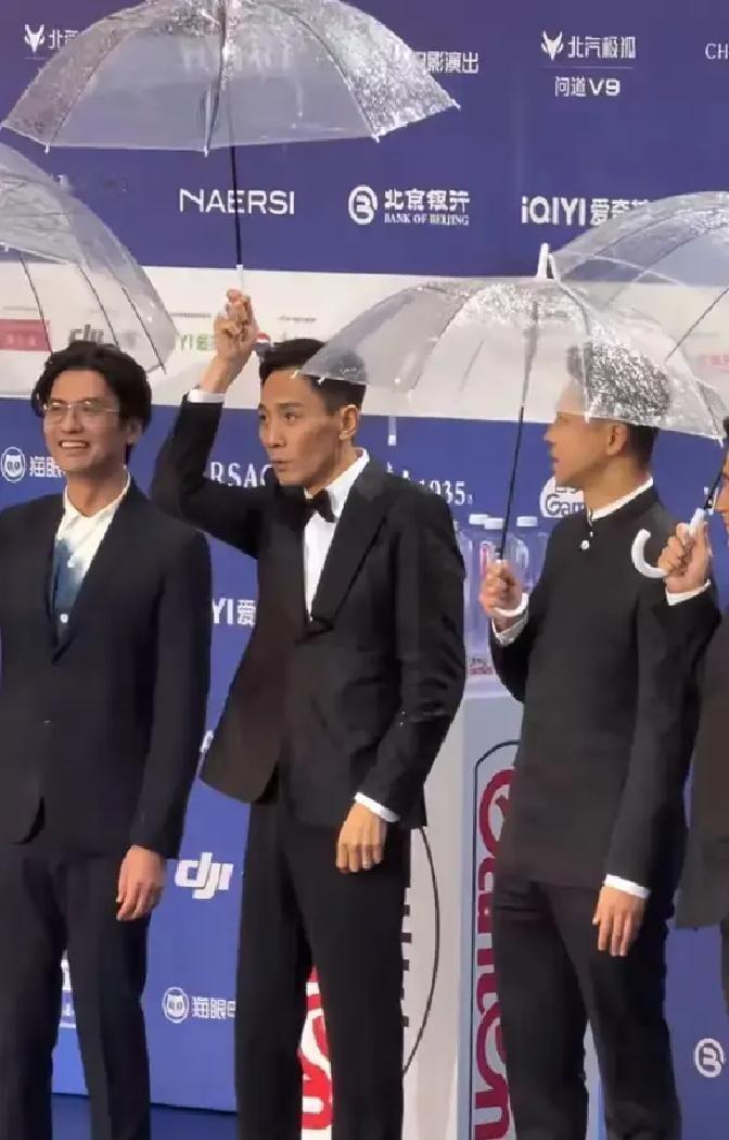 刘烨北京电影节红毯撑伞那天雨砸得人睁不开眼。
他把伞举得老高，胳膊直愣愣像根旗杆