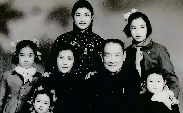 1938年7月，17岁的郭翼青嫁给了54岁的三婚男程潜。新婚之夜，圆房之后的郭翼