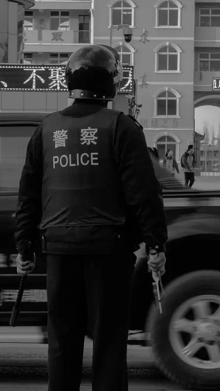 军人的妻子被称为军嫂。
警察的妻子被称为警嫂。
那么军人的丈，警察的丈夫。应该怎