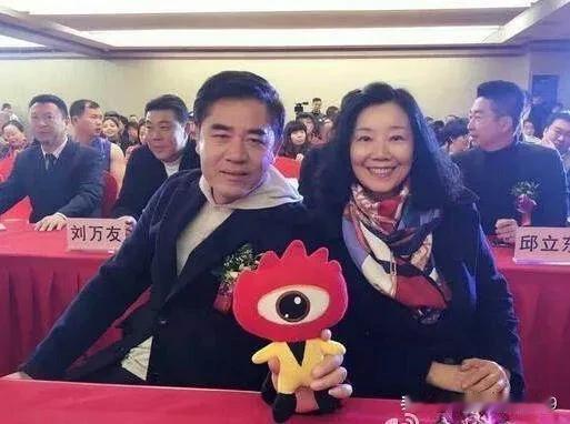 这是62岁陈宝国和老婆赵奎娥的照片，网友都说陈宝国真有福气呀！陈宝国不仅演技好，