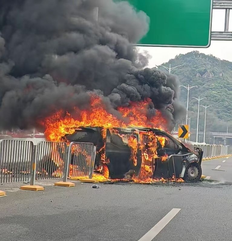 看到个车爆燃，里面的人晚下来半分钟就烧干了[二哈] ​​​