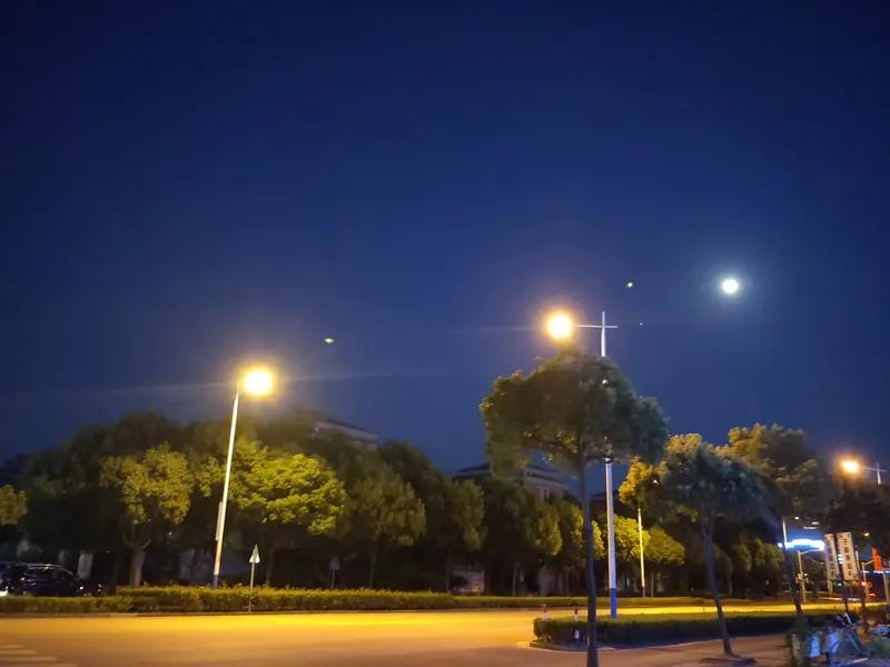 粉丝过万，作品过万，收益过万。三万三重山，睡醒接着写。勤能补拙，水平不行就数量凑