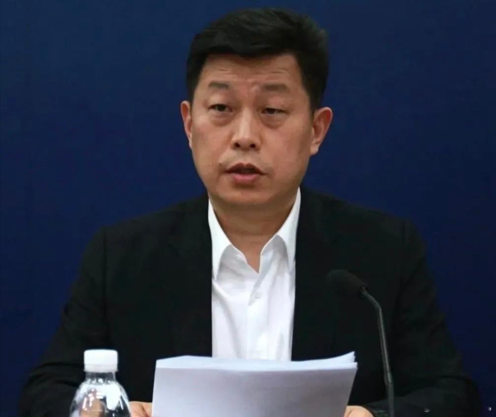 城阳区委常委、政法委书记万思鹏，在被带走多天以后，今日官宣落马。他显然是被阿波供
