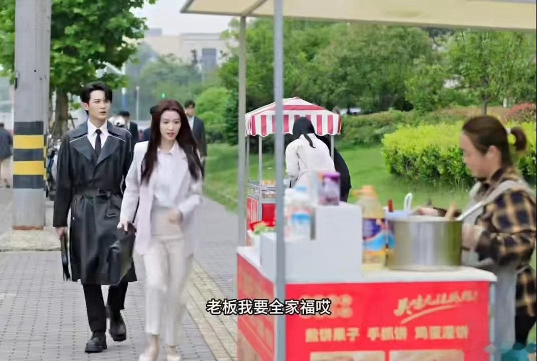檀健次王楚然新剧抢一个煎饼吃 旁边明明还有煎饼摊，你俩非要盯着对方手里的。这就是