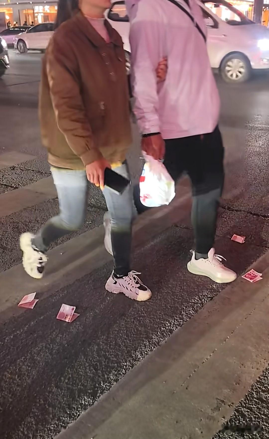 地上掉了这么多钱，却没有人敢去捡，
是你敢去捡吗?