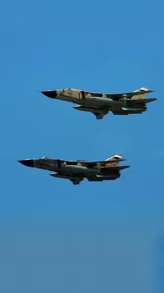 这哪是打仗啊，这是拿命换威慑力，伊朗空军2架苏24战斗轰炸机，对卡塔尔美军基地发