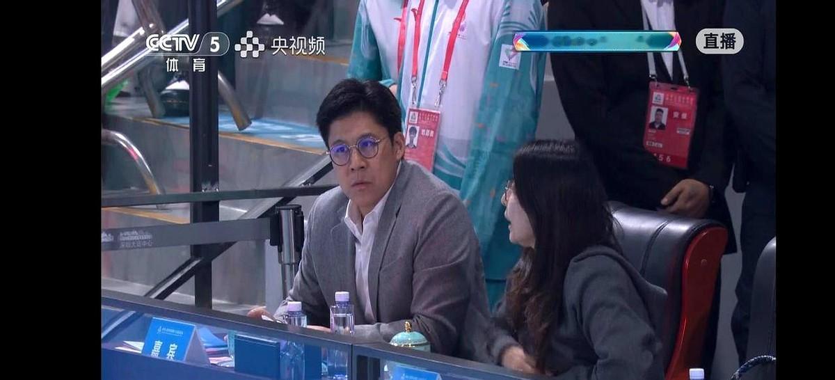 最近全运会解说员又闹小乌龙啦？把霍震霆和郭晶晶说成“一同观赛”，网友笑称“公公儿