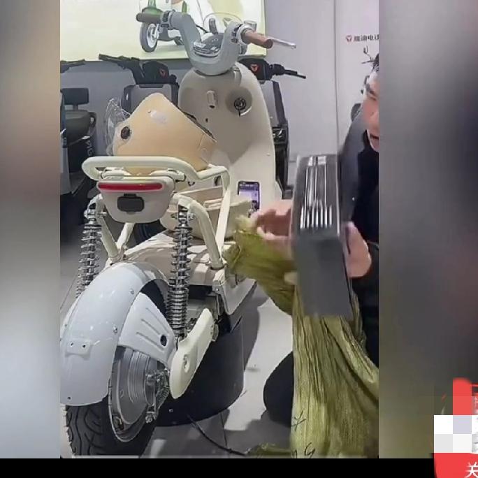 要笑死在直播间了
买新国标送麻袋
大哥解释的一套一套的，关键麻袋里的礼物有心了。