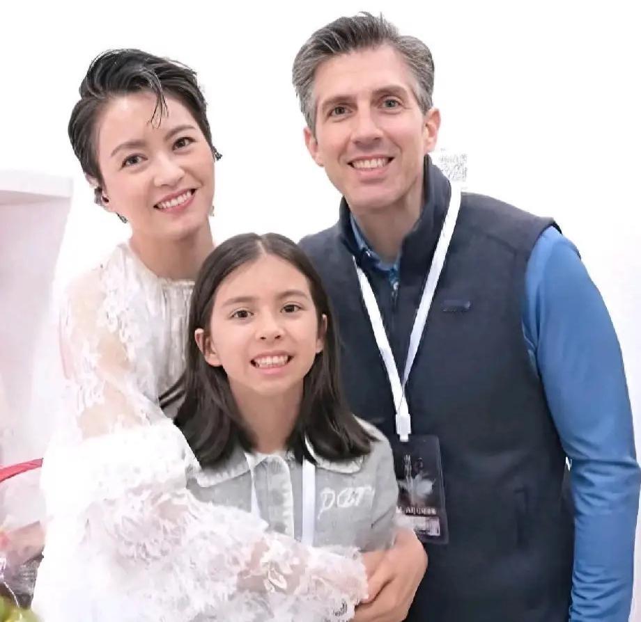 有网友在上海偶遇了曾经的玉女掌门人梁咏琪，

她一家三口出门逛街，这画面确实太温